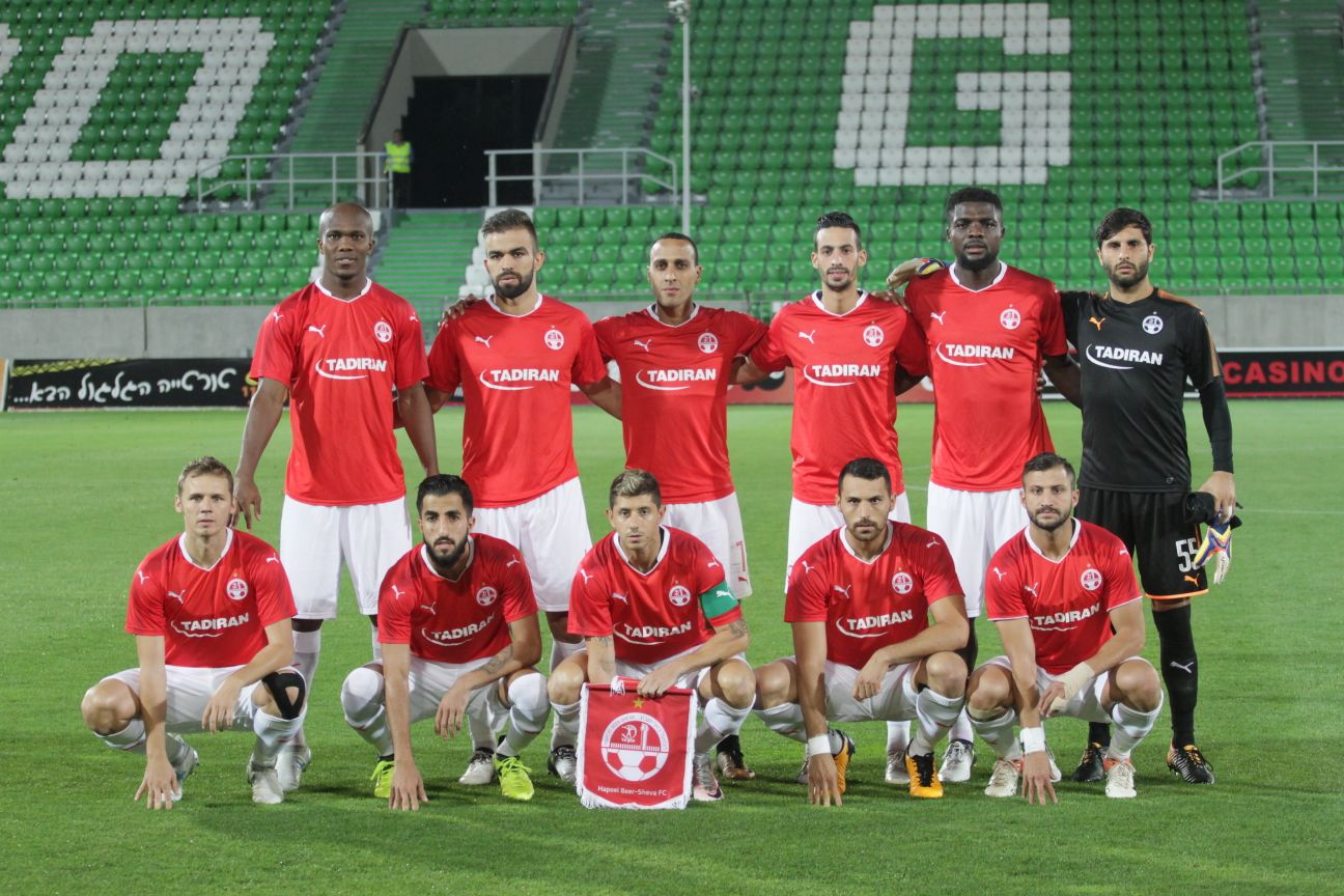 ההרכב הפותח של באר שבע בבולגריה. אותם 11 שלא הוכיחו את עצמם הערב (צילום: בן בודה)